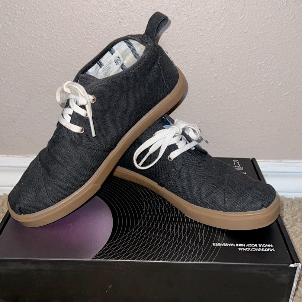 Tom’s Bota Women’s black canvas lace up lifestyle sneaker with gumsole